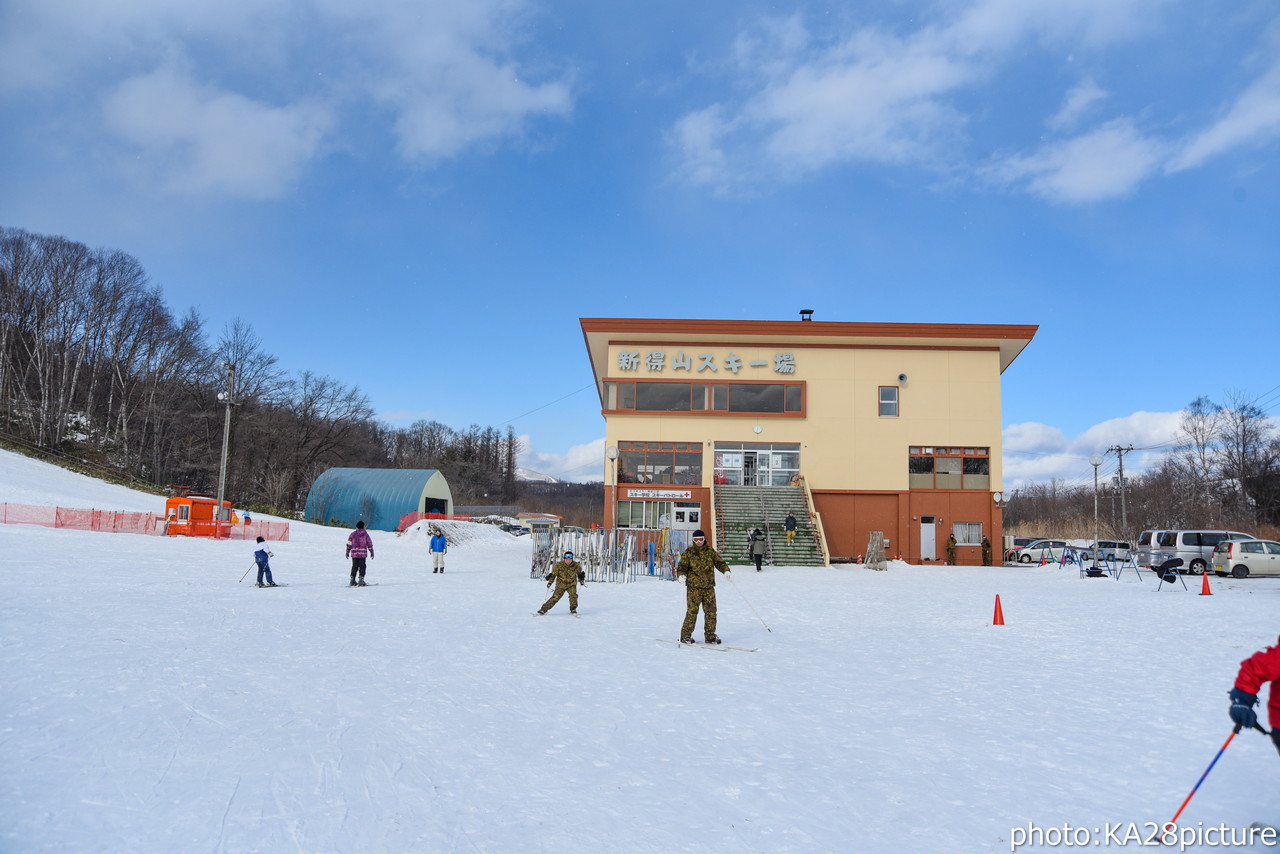 新得山スキー場　ゲレンデトップから滑走可能。ゲレンデ脇をJRの列車が走る十勝のローカルゲレンデ(^^)/